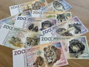 Koláž nových pamětních listů Naše ZOO s ohroženými zvířaty, mezi nimiž jsou: lev indický, medvěd malajský, gepard štíhlý, hroch obojživelný, šimpanz hornoguinejský, rejnok, vlk eurasijský, levhart sněžný nebo tygr ussurijský.