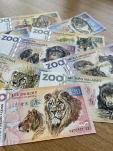 Koláž nových pamětních listů Naše ZOO s ohroženými zvířaty, mezi nimiž jsou: lev indický, medvěd malajský, gepard štíhlý, hroch obojživelný, šimpanz hornoguinejský, rejnok, vlk eurasijský, levhart sněžný nebo tygr ussurijský.