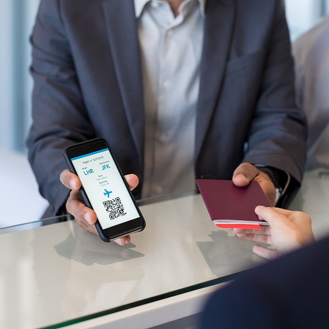 Closeup,Hand,Of,Man,Showing,Flight,Ticket,To,Staff,On Rozvojové projekty